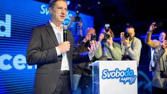 O primeiro-ministro esloveno, Robert Golob, fala a apoiadores após o resultado das eleições legislativas em Ljubljana, em 22 de março de 2026.