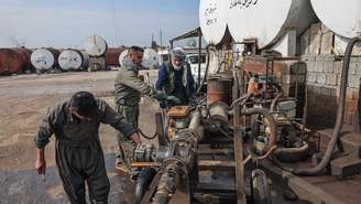 Os produtores de petróleo do Oriente Médio enfrentam desafios consideráveis devido ao bloqueio do Estreito de Ormuz causado pelo conflito