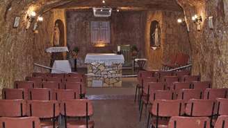 Para enfrentar o calor intenso, grande parte dos moradores de Coober Pedy adotou uma solução que se tornou marca registrada da cidade: as casas subterrâneas, conhecidas como “dugouts” – depositphotos.com / fotofritz