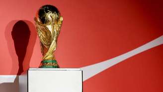 O troféu da Copa do Mundo da FIFA de 2026 é exibido durante uma cerimônia em Bogotá, Colômbia, em 15 de fevereiro de 2026. REUTERS/Luisa Gonzalez