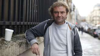 Roughol pedia esmola na avenida Champs-Élysées quando encontrou o político Jean-Louis Debré