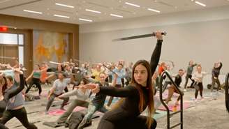 Aula de ioga com espada