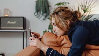 Uso excessivo de celular pode aumentar o risco de trombose; especialista alerta para os perigos do sedentarismo digital