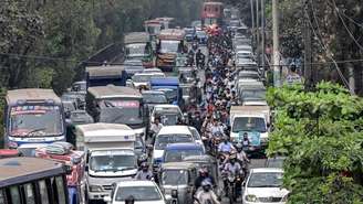 Motoristas fazem fila em frente a um posto de gasolina em Dhaka, Bangladesh, em 8 de março de 2026.