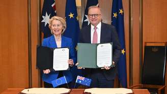 A presidente da Comissão Europeia, Ursula von der Leyen, e o primeiro-ministro australiano, Anthony Albanese, em cerimônia de assinatura de tratado no Parlamento australiano, em Canberra, em 24 de março de 2026.