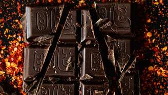 Confira a opinião de especialistas sobre o fim do termo chocolate amargo nos rótulos e entenda como a nova lei mudará sua forma de comprar