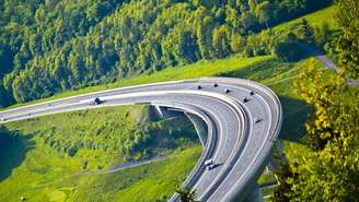 Liberdade para acelerar: tradição, tecnologia e cultura explicam a velocidade nas rodovias alemãs – depositphotos.com / x-tvcd.web.de