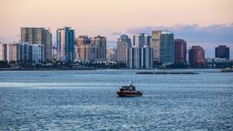 Em imagem de arquivo, patrulha navega em frente ao complexo de Mar-a-Lago, na Flórida, em 20 de dezembro de 2024.