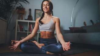 Posturas simples de yoga ajudam iniciantes a começar com segurança