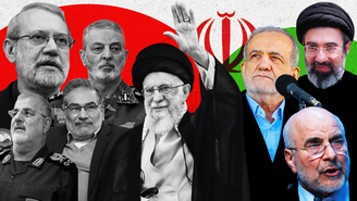 Imagem composta exibindo uma montagem, sobreposta à bandeira iraniana, de fotografias de Ali Larijani, Abdolrahim Mousavi, Mohammad Pakpour, Ali Shamkhani e do ex-líder supremo do Irã, o aiatolá Ali Khamenei, com a mão esquerda levantada, todas em preto e branco; e 
do presidente Masoud Pezeshkian, Mohammad Bagher Ghalibaf e do líder supremo Mojtaba Khamenei, todas coloridas.

