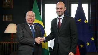 Ministro das Relações Exteriores do Brasil, Mauro Vieira (esq.), cumprimenta o chanceler da França, Jean-Noël Barrot, durante a reunião do G7.
