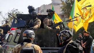 Forças de segurança iraquianas montam guarda em um veículo blindado durante um cortejo fúnebre organizado em Bagdá em 2 de março de 2026. (Imagem ilustrativa)