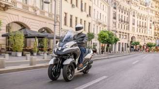 Yamaha Tricity 300 2026: a scooter de três rodas que quer proteger você como um carro