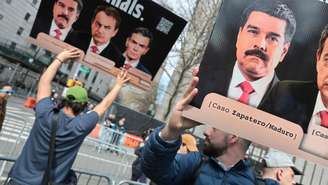 Manifestantes demonstram seu apoio à prisão de Nicolás Maduro em frente a um tribunal federal onde o ex-presidente venezuelano comparece a uma audiência em 26 de março de 2026, na cidade de Nova York.