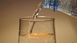 Beber água com gás todo dia faz mal? Entenda