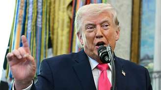 O presidente dos EUA, Donald Trump, fala ao microfone no Salão Oval. Foto de 24 de março de 2026.