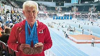 Juan López, em uma prova de atletismo, carregando quatro medalhas