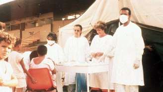 No acampamento montado em um campo de futebol, mais de 110 mil pessoas foram examinadas para detectar quem estava contaminado