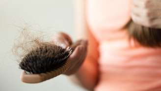 Remédios como Mounjaro podem causar queda de cabelo? Entenda a relação com emagrecimento rápido e como evitar o problema