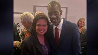 A vereadora franco-brasileira Silvia Capanema e o prefeito eleito de Saint-Denis, Bally Bagayoko, na sede da prefeitura ao norte de Paris.