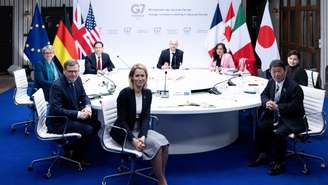 Os chanceleres do G7 participam de um encontro de dois dias com países europeus e aliados para tentar reduzir divergências com os Estados Unidos sobre a guerra no Oriente Médio, mantendo outras crises, como Ucrânia e Gaza, no centro da agenda, em Cernay la Ville, nos arredores de Paris, em 27 de março de 2026.