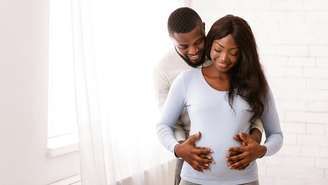 Entenda o que é a síndrome de Couvade, por que ela acontece e quais sintomas podem surgir em parceiros de gestantes durante a gravidez