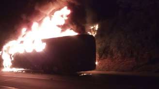 O Corpo de Bombeiros atuou no combate às chamas e na segurança da área