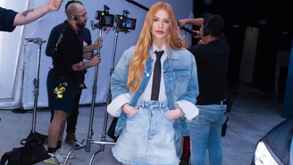 Marina Ruy Barbosa de saia jeans 