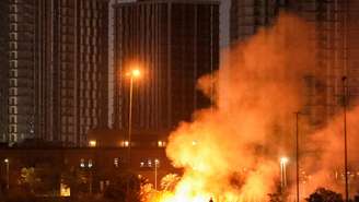 Foto ilustrativa: um incêndio atinge o complexo da embaixada dos Estados Unidos, localizado na “Zona Verde” fortificada de Bagdá, em 17 de março de 2026, após um ataque com drones e foguetes, segundo autoridades de segurança.