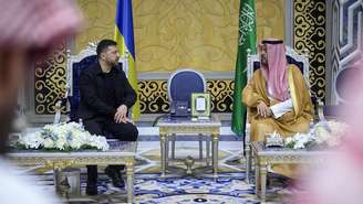 Fotografia de divulgação, tirada e publicada pelo Serviço de Imprensa da Presidência da Ucrânia em 26 de março de 2026, mostra o presidente da Ucrânia, Volodymyr Zelensky (E), reunido com o príncipe Saud bin Mishaal bin Abdulaziz Al Saud — vice-governador da região de Meca — em Jidá, em meio à invasão russa da Ucrânia e à guerra no Oriente Médio.