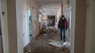 Um homem caminha dentro de um prédio da maternidade danificada por um ataque aéreo russo, em Odessa, em 28 de março de 2026.