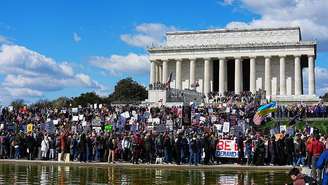 Manifestantes se reúnem em frente ao Lincoln Memorial em Washington DC