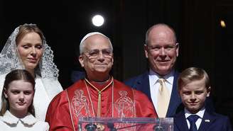 O Papa Leão XIV com o príncipe Albert II e a família na varanda do Palácio de Mônaco, em 28 de março de 2026.
