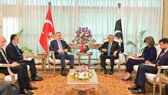 Esta fotografia, divulgada pelo Ministério das Relações Exteriores do Paquistão em 29 de março de 2026, mostra o ministro das Relações Exteriores do Paquistão, Ishaq Dar (à direita), conversando com seu homólogo turco, Hakan Fidan, durante uma reunião no escritório do Ministério das Relações Exteriores em Islamabad. Altos diplomatas de Riad, Cairo e Ancara devem chegar à capital paquistanesa nos dias 29 e 30 de março para "discussões aprofundadas sobre uma série de questões, incluindo esforços para reduzir as tensões na região".