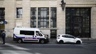 Policiais em frente ao prédio do Bank of America, no 8º distrito de Paris, em 28 de março de 2026, após uma suposta tentativa de ataque com bomba.