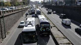 Caminhoneiros e motoristas de ônibus reduzem a velocidade na marginal, em Paris, durante protesto contra a alta dos combustíveis, nesta segunda‑feira (30)