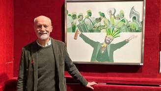 Vincent Wierink, ex-companheiro e legatário universal de Roberto Pontual, ao lado da obra "Visão da Terra: A lenda do coati-puru que porventura é?", de Glauco Rodrigues, parte da coleção pessoal de Roberto Pontual.