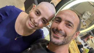 Durante o momento de raspar o cabelo, Ana Julia foi surpreendida pelo primo e cabeleireiro, Luiz Agus, que também passou a máquina na própria cabeça