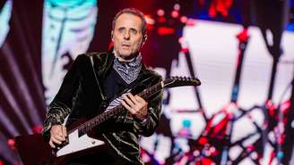 Após enfrentar um câncer no pâncreas, Tony Bellotto volta aos palcos, agradece médico em público e segue em recuperação