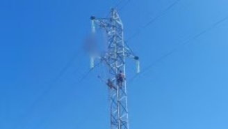 Técnico morre após descarga elétrica e corpo fica preso em torre de alta tensão em MG