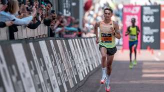 Alex Yee na Maratona de Londres 2025, quando estreou na distância (Foto: London Marathon Events)