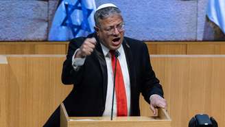 O ministro da Segurança Nacional de Israel, Itamar Ben-Gvir, de direita radical, usa um broche com uma corda de forca na lapela para sinalizar seu apoio ao projeto de lei