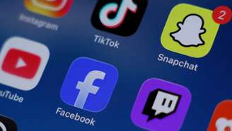 Instagram, TikTok, Snapchat, YouTube, Facebook, Twitch e Reddit: foto de ilustração de aplicativos de redes sociais em telefone celular. Lei australiana adotada em dezembro de 2025 poríbe o uso por menores de 16 anos.