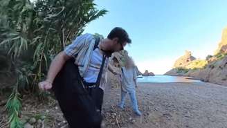 O DJ australiano Phikey foi atacado por uma jovem durante quando se filmava em praia no sul da França.