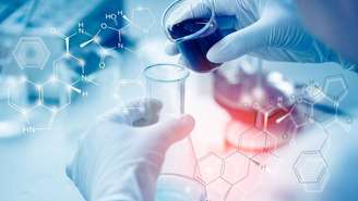 Ao simular manuseios típicos, como abrir frascos, manipular filtros e tocar superfícies de vidro ou plástico, a equipe observou a liberação de fragmentos microscópicos e até nanopartículas, que facilmente se confundem com microplásticos presentes em amostras de água, solo e ar – depositphotos.com / ganchaonan1@gmail.com