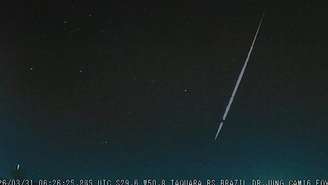 Meteoro cruza o céu do RS durante a madrugada