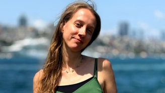 Shelly atua como repórter independente no Iraque