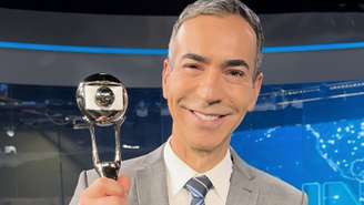 César Tralli com o troféu do Melhores do Ano referente a 2025: uma carreira brilhante não planejada