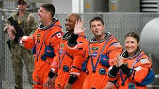 Astronautas chegam ao local de lançamento da missão Artemis 2 na Flórida