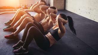 Abdominais em pé fortalecem o core e melhoram o equilíbrio